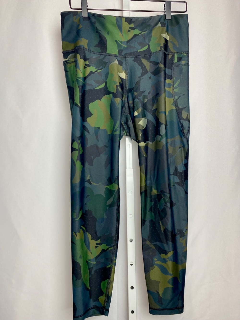 Old Navy Womenʻs Active High Rise Elevate Go-Dry Camo Print Leggings